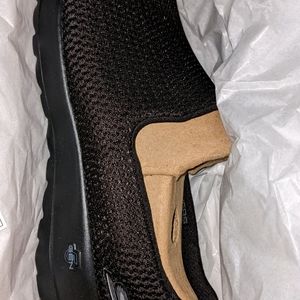 Women's size 9 wide skechers